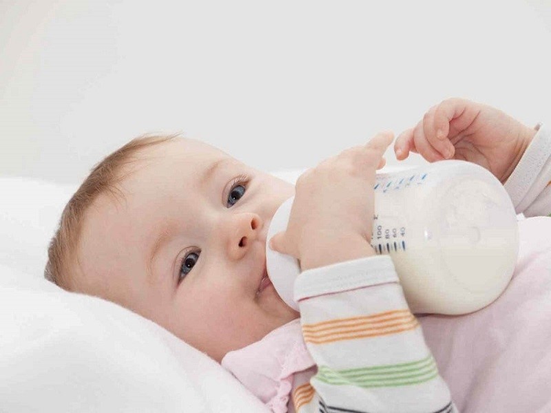 عادت دادن کودک به شیشه شیر